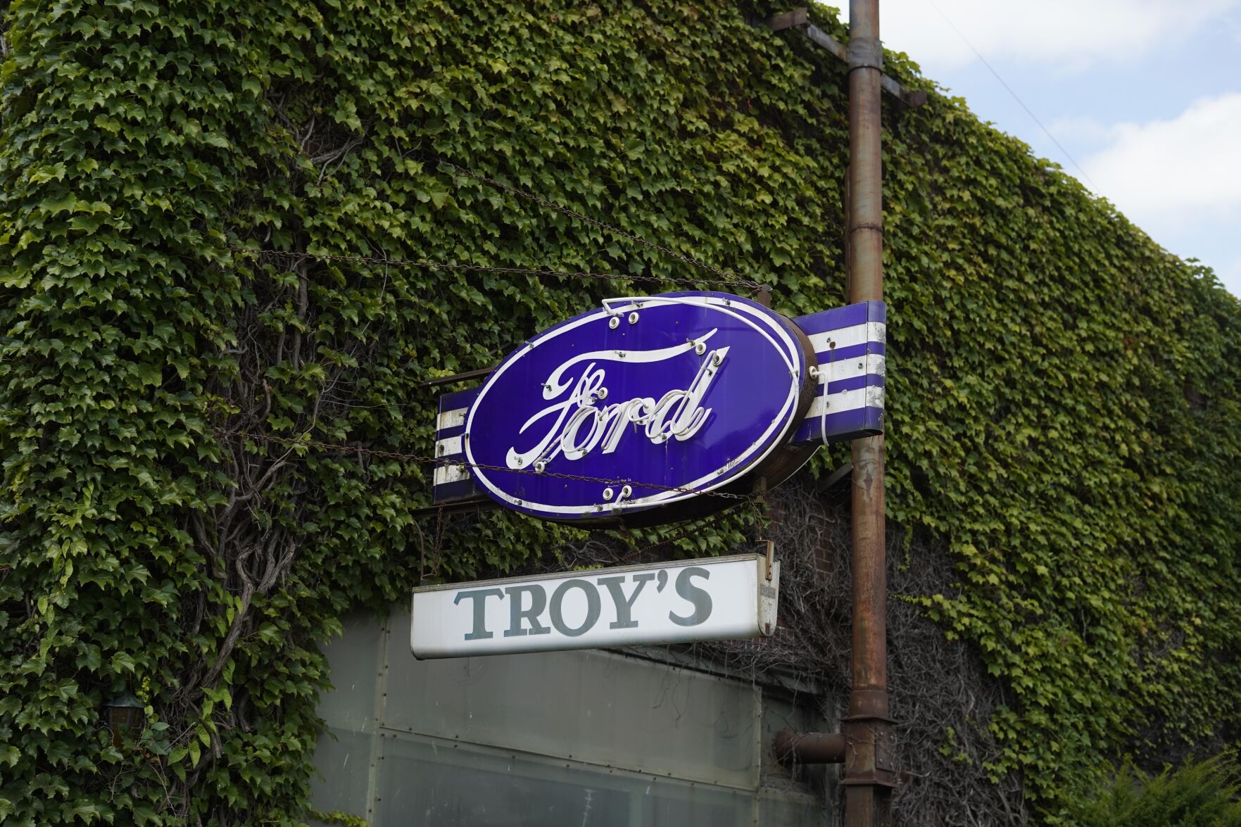 TROYSGARAGE-2.jpg
